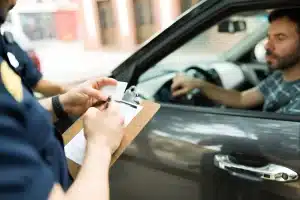 Agente poniendo una Multa de trafico